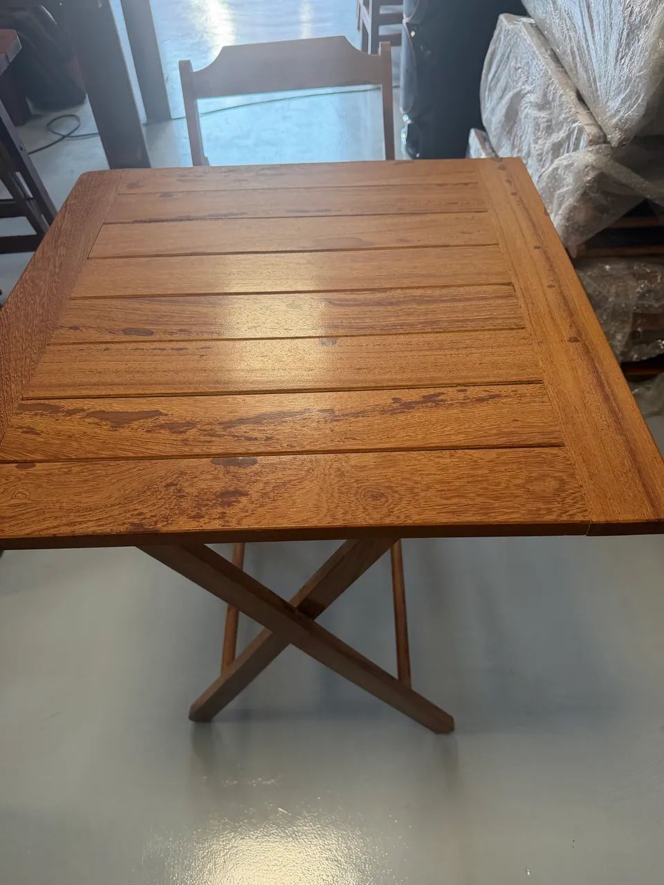 Vende se mesa e cadeira de madeira  - Foto 4