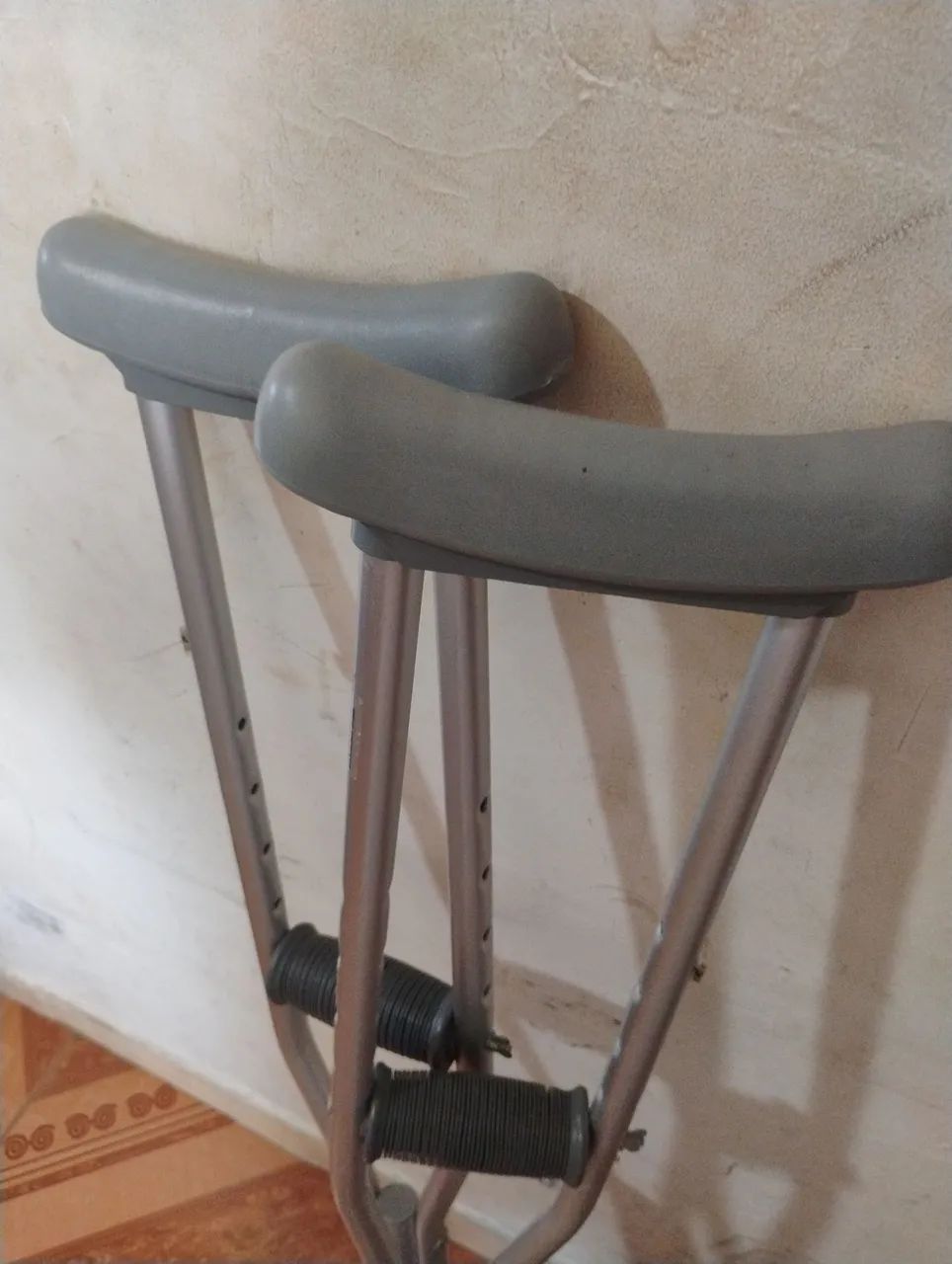 1 muleta resistente até 130kg,altura 1,58 - Foto 2