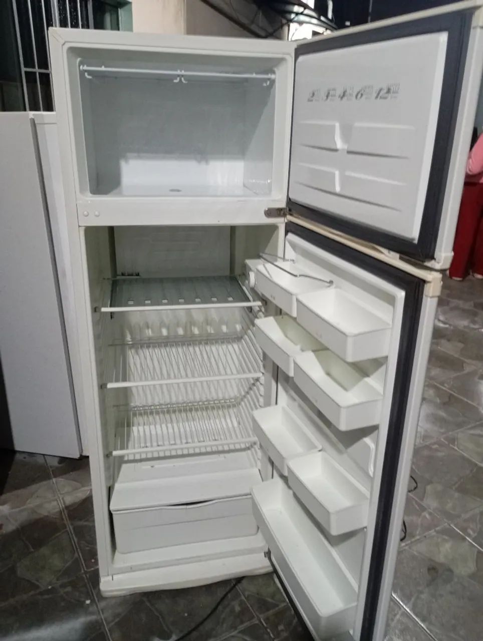 Geladeira novinha duplex Entrego  - Foto 3