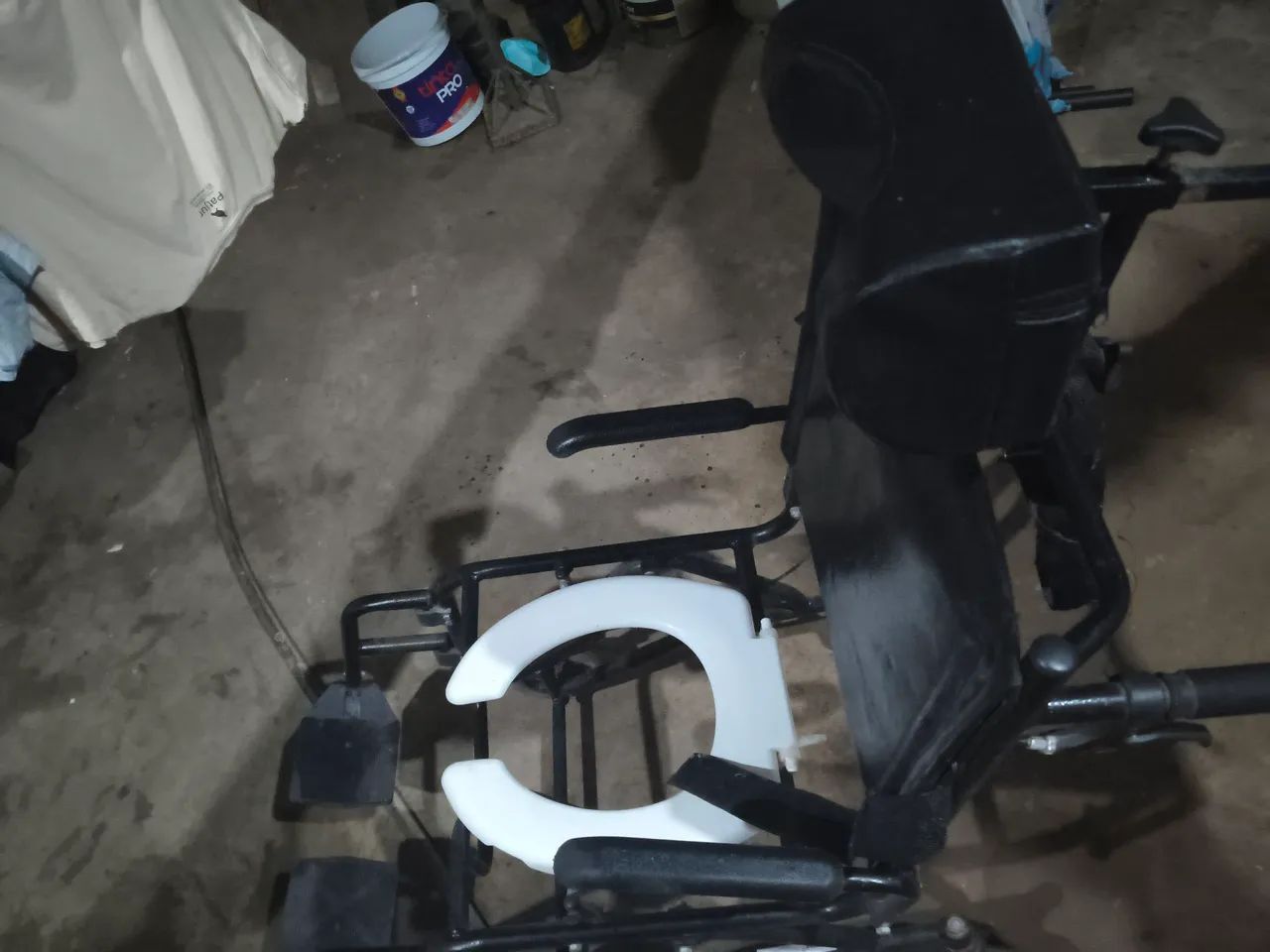 Cadeira de rodas para banho semi nova 