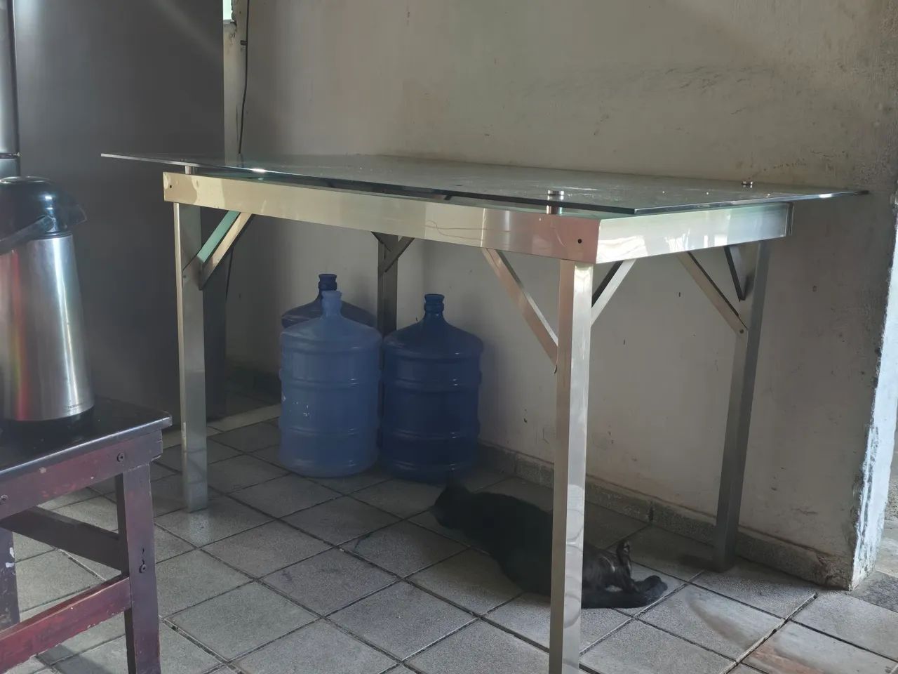 Mesa de vidro: base alumínio, tampo vidro verde temperado