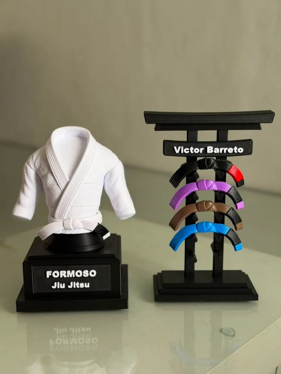 Troféu Kimono + Expositor de faixa  - Foto 3