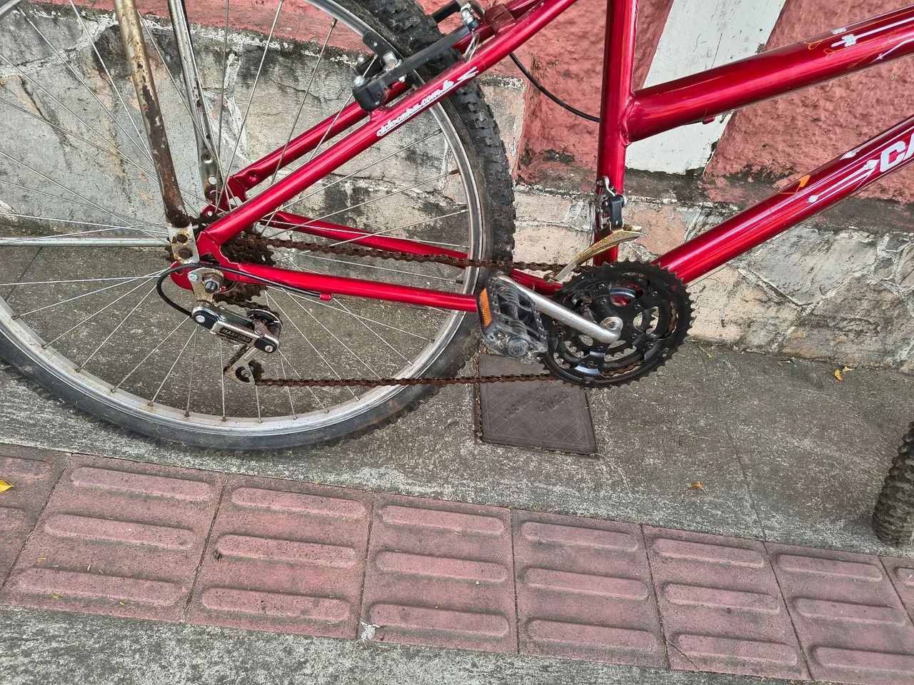 Bicicleta Vermelha Aro 26 com 21 Marchas, Garupa e Cestinho, ÓTIMA - Foto 5