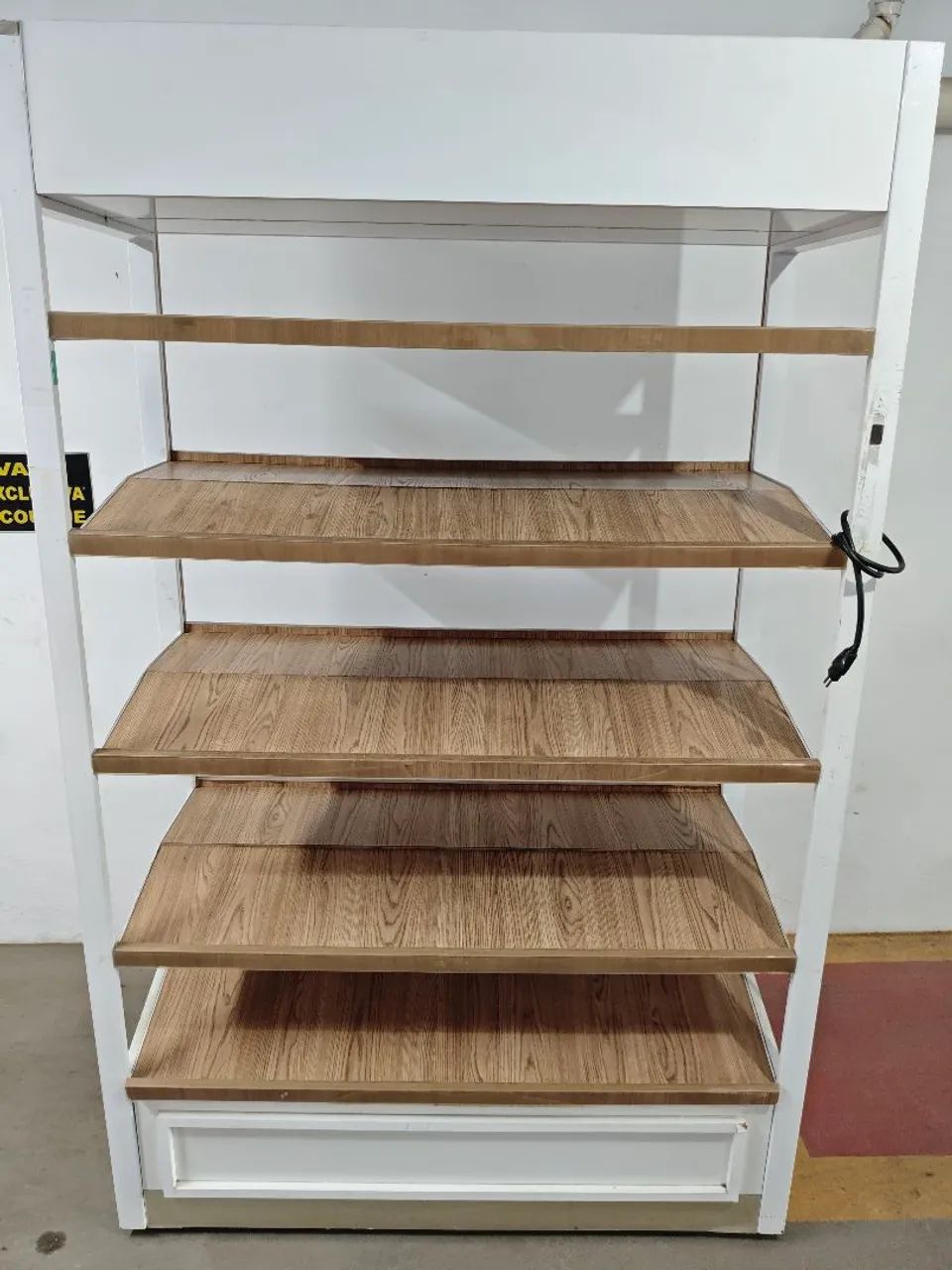Expositor de produtos 1300x530x2000 - Estrutura em ferro com prateleiras em MDF 18mm e led
