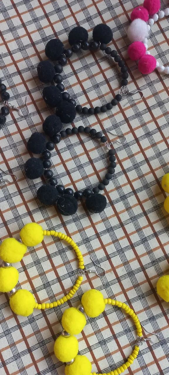 Kit 10 brincos artesanais argolas pompons e miçangas  - Foto 5