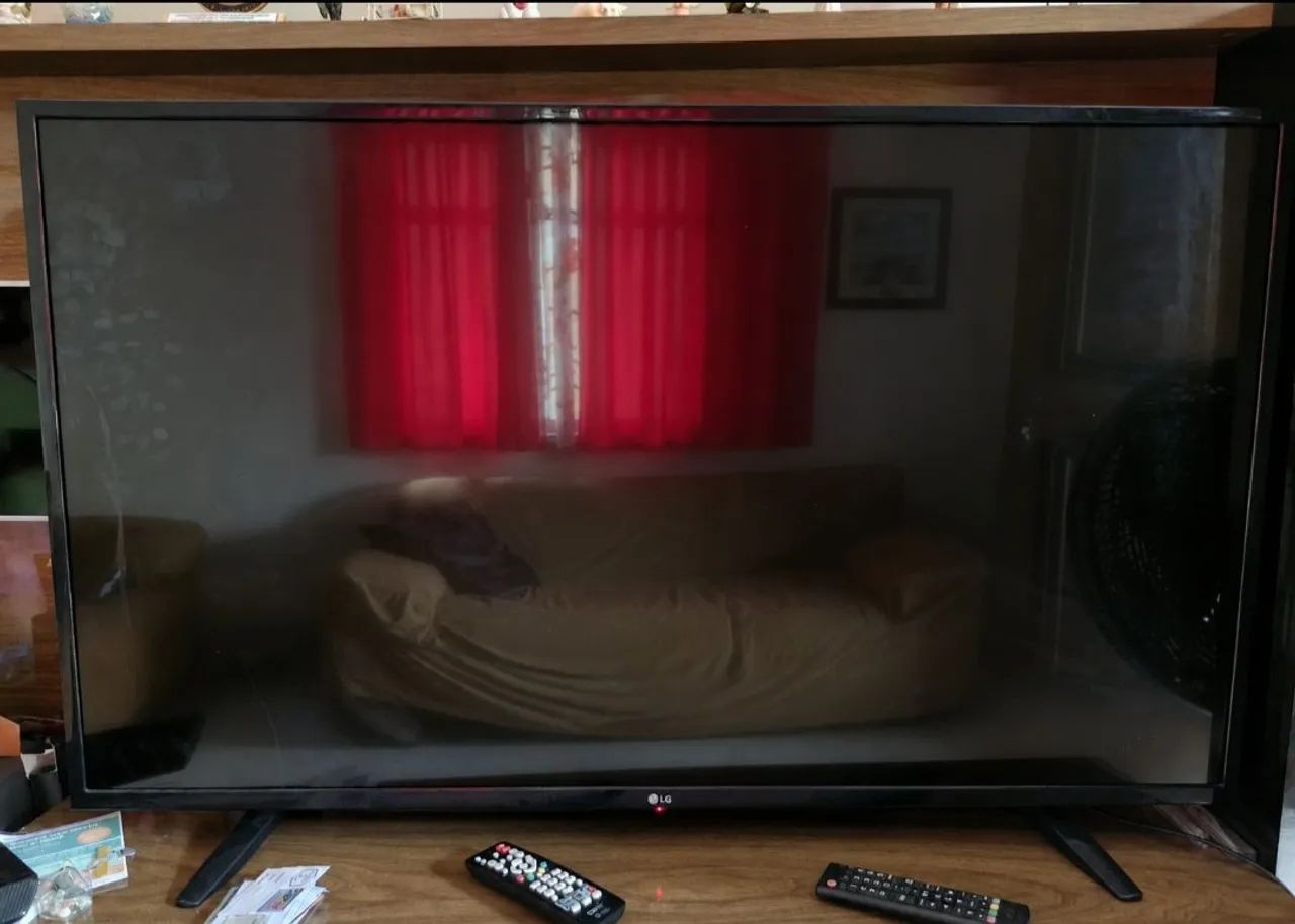 TV LG- 49" COM DEFEITO 