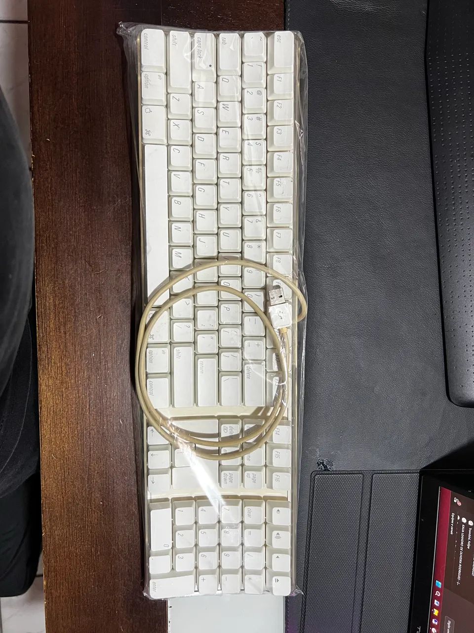 Este é um teclado Apple Wired Keyboard branco modelo A1048.