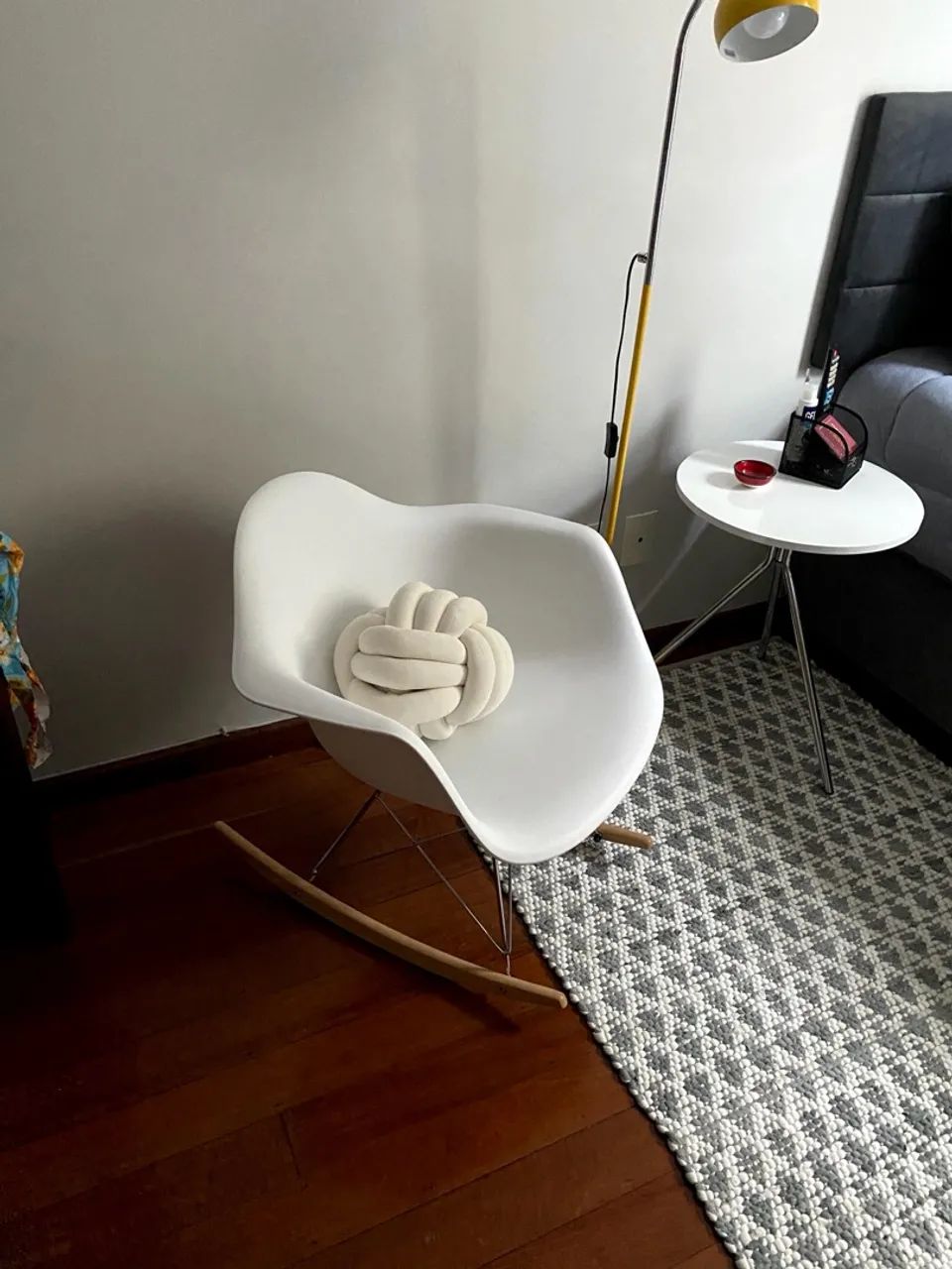 Cadeira de balanço branca eames 