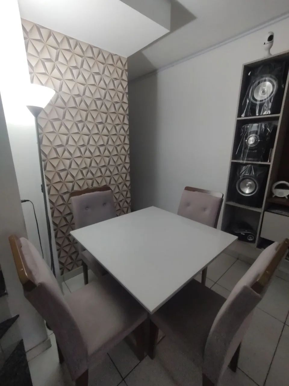 Vendo Mesa tampo de vidro com 4 Cadeiras