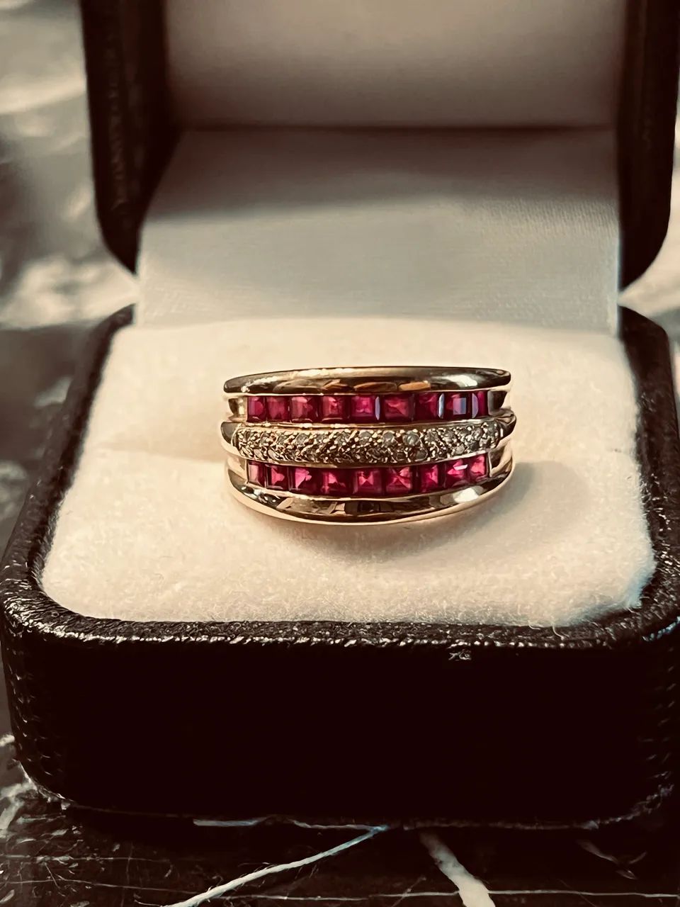 Anel ouro com rubis e diamantes 