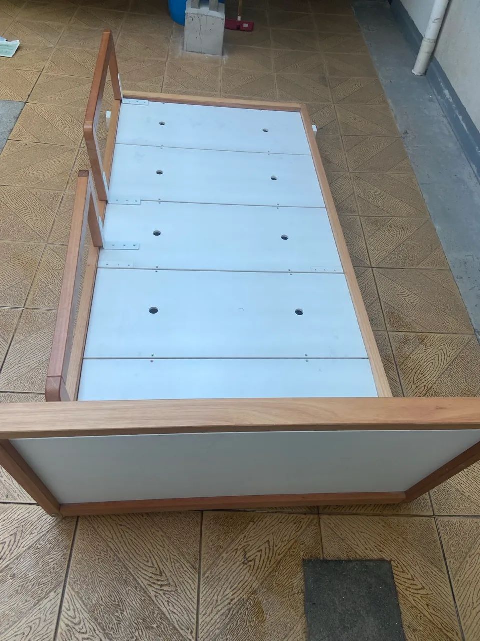 Cama montessoriana infantil 