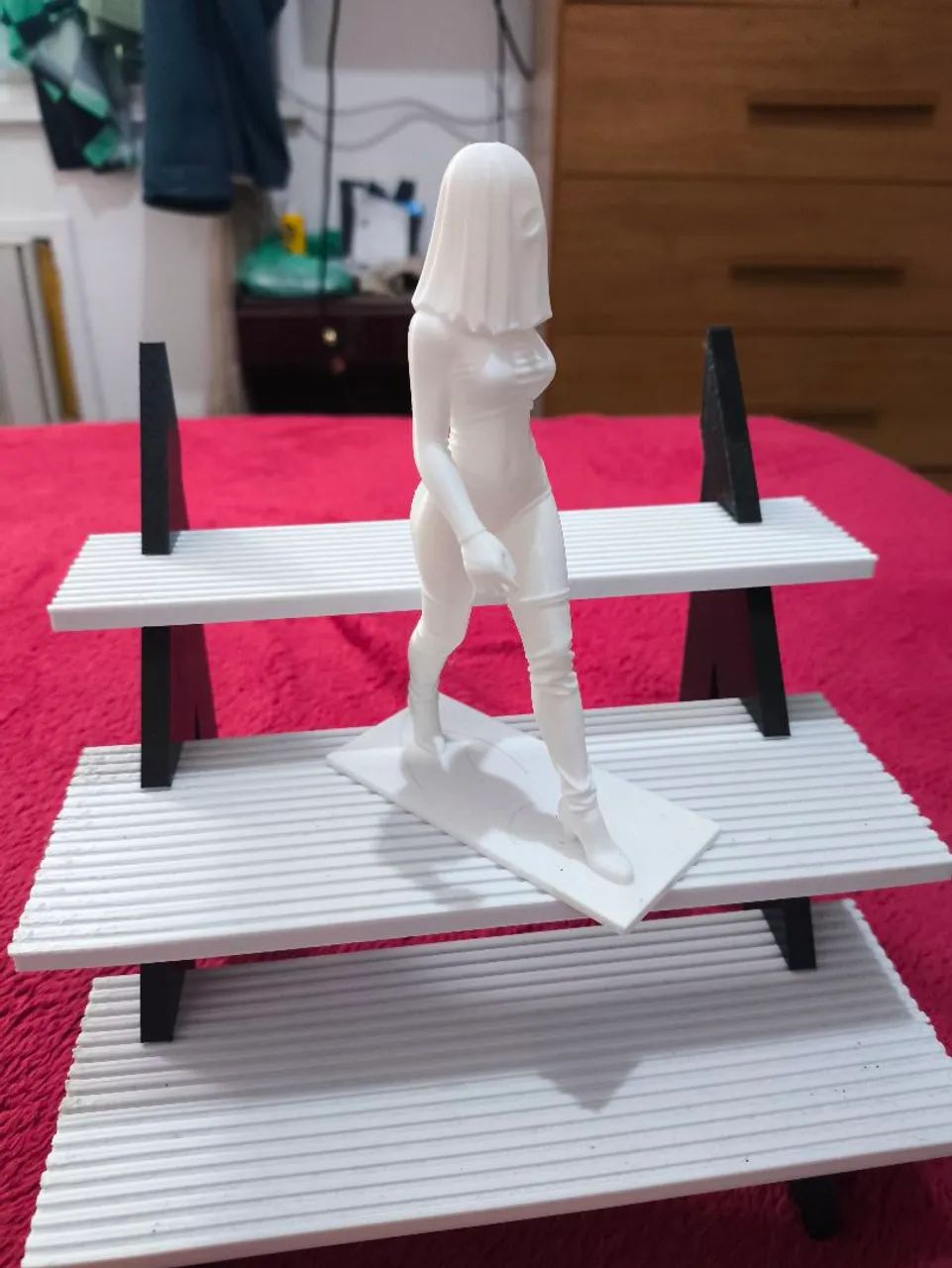 Miniatura "Ghost Walk" - Peça Decorativa com Pose Sensual - Foto 4