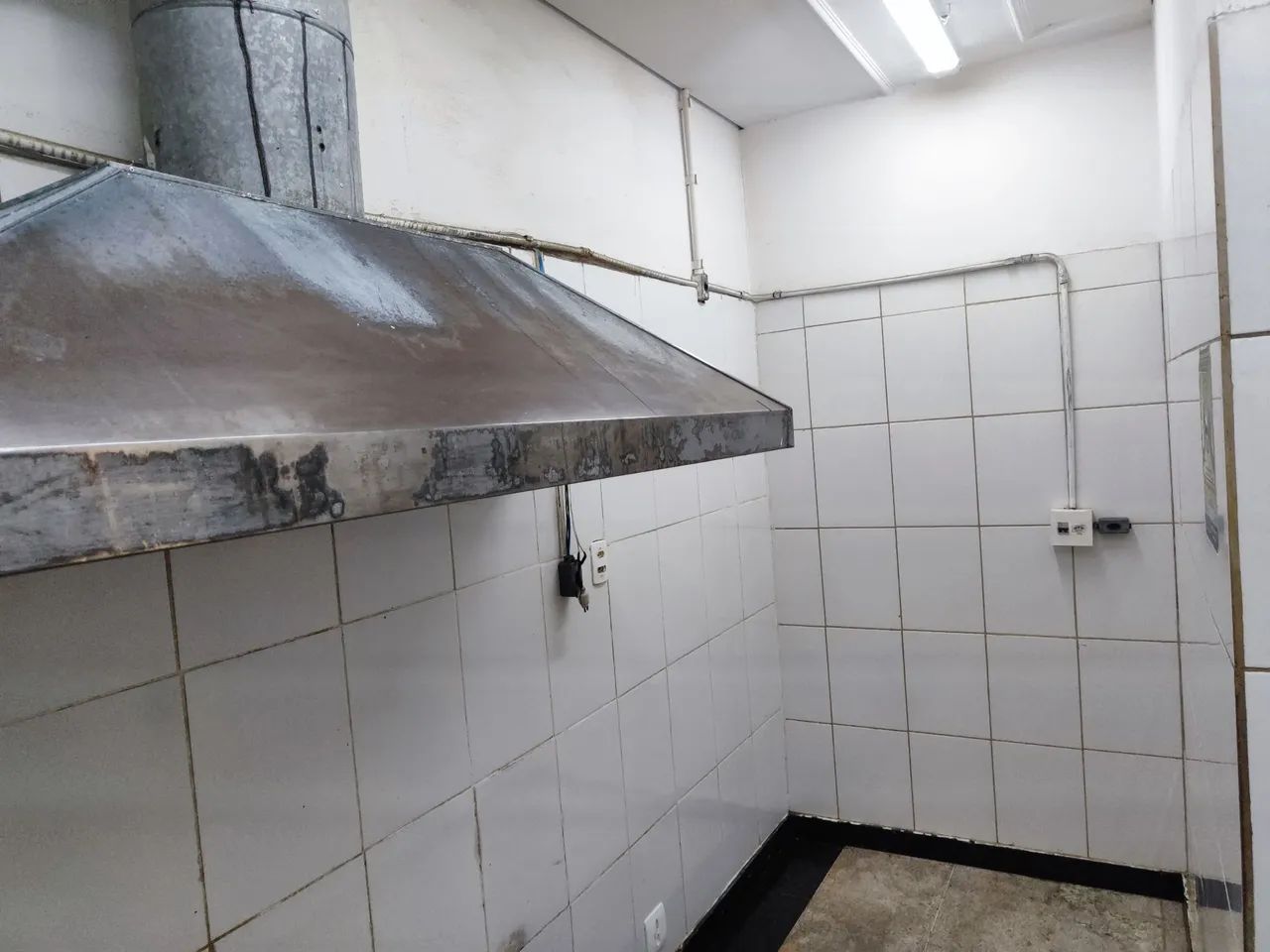Alugo loja castelo , só $2875, paguei usei, sem Fiador, ótimo local ,ZAP *