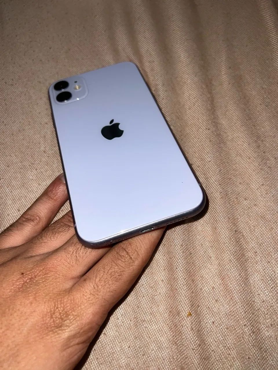 iPhone 11 com caixa, carregador e capinha 