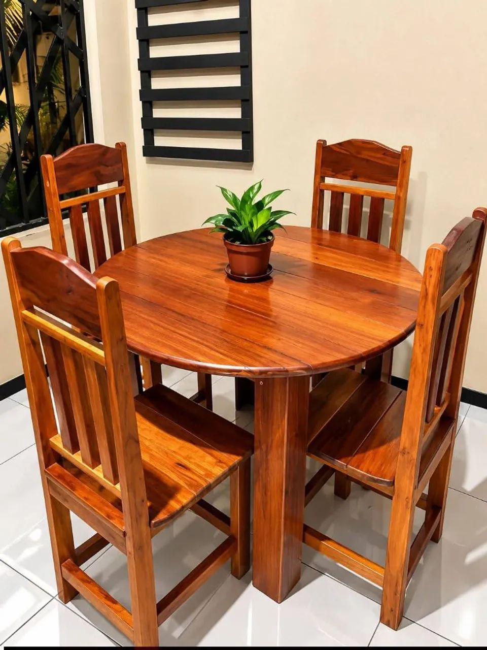 MESA DE MADEIRA COM 4 6 CADEIRAS