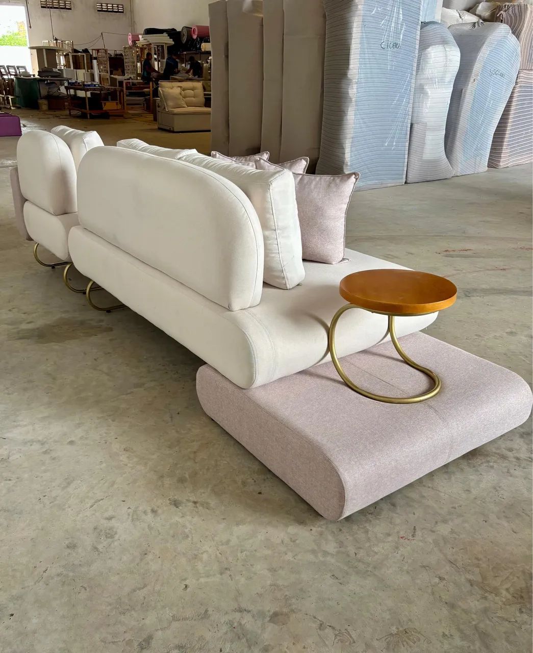 Sofá moderno com chaise + estrutura dourada - Foto 2