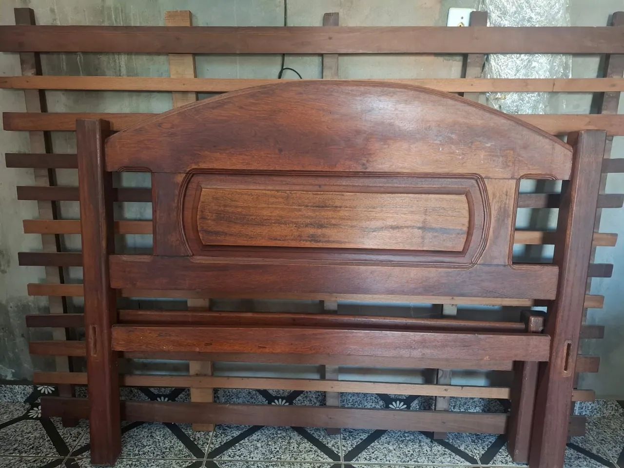 Cama madeira de Lei. Semi nova bom estado de conservação  - Foto 2