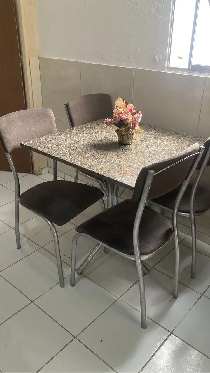 Mesa de mármore acompanhada de 4 cadeiras. - Foto 2