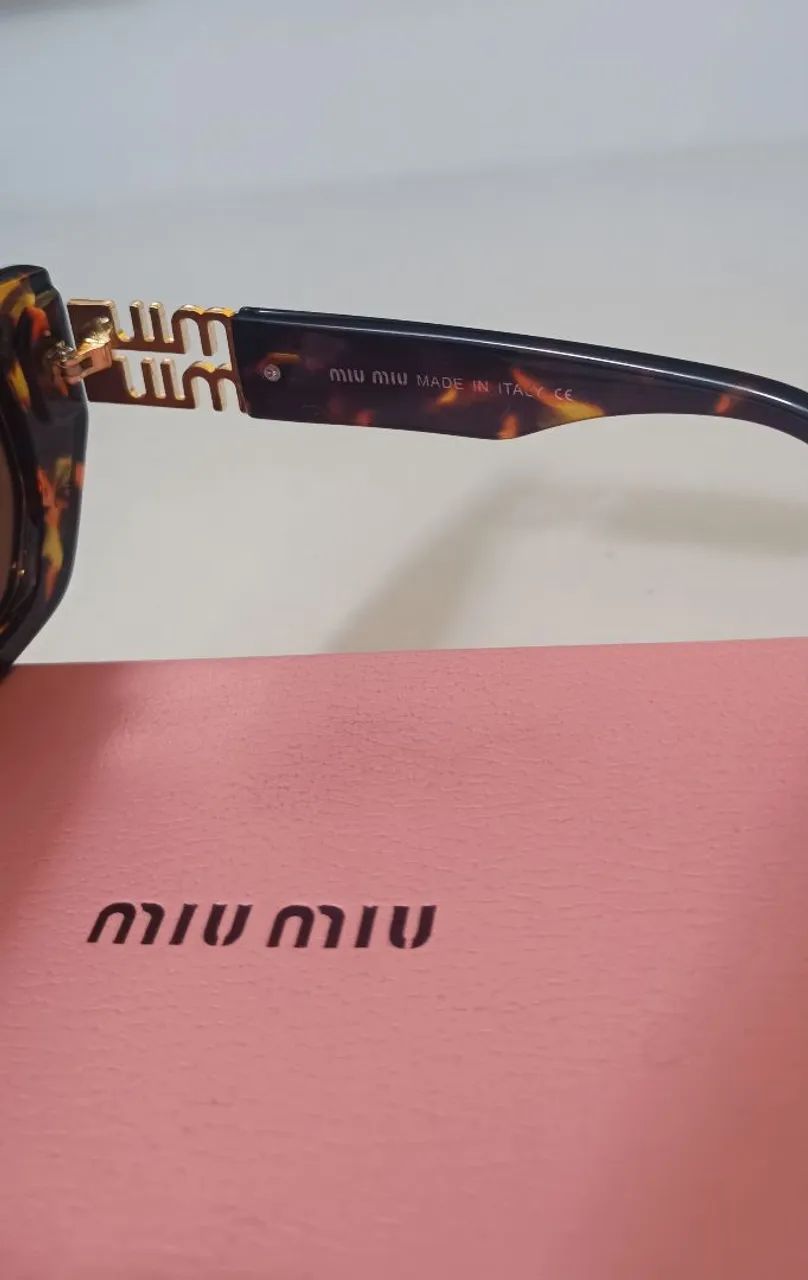 Óculos de sol Miu Miu com armação em acetato tartaruga e caixa original - Foto 3
