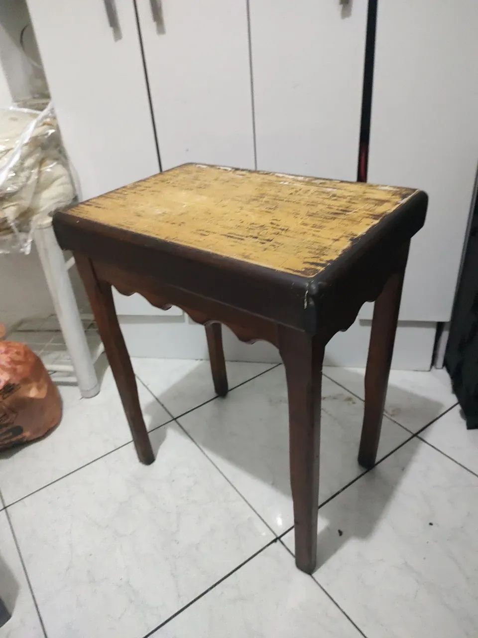 Mesinha de madeira