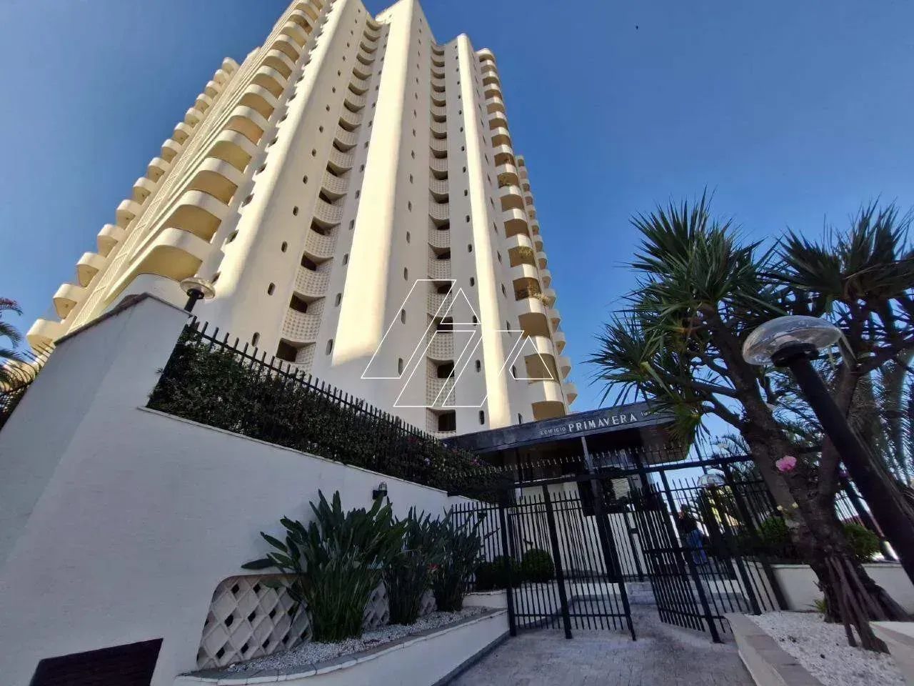 Apartamento amplo com 4 quartos e 2 vagas para alugar no Edifício Primavera  Centro de Mar