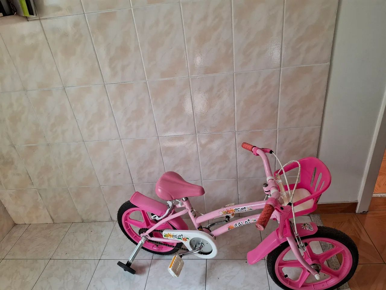 Bicicleta infantil super nova com pouco uso. - Foto 4