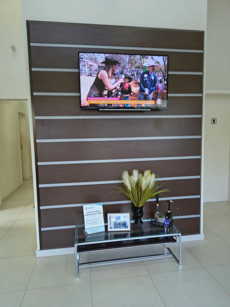 Balcão recepção+ painel madeira 