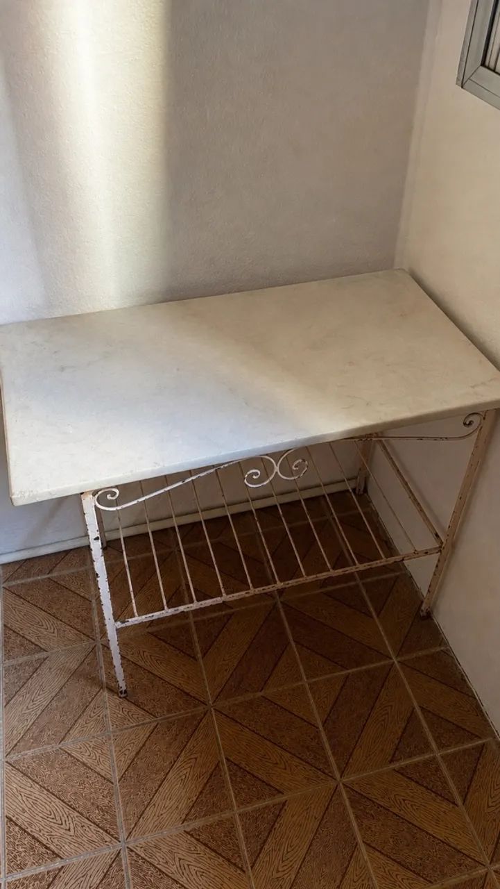 Mesa de mármore com estrutura de ferro