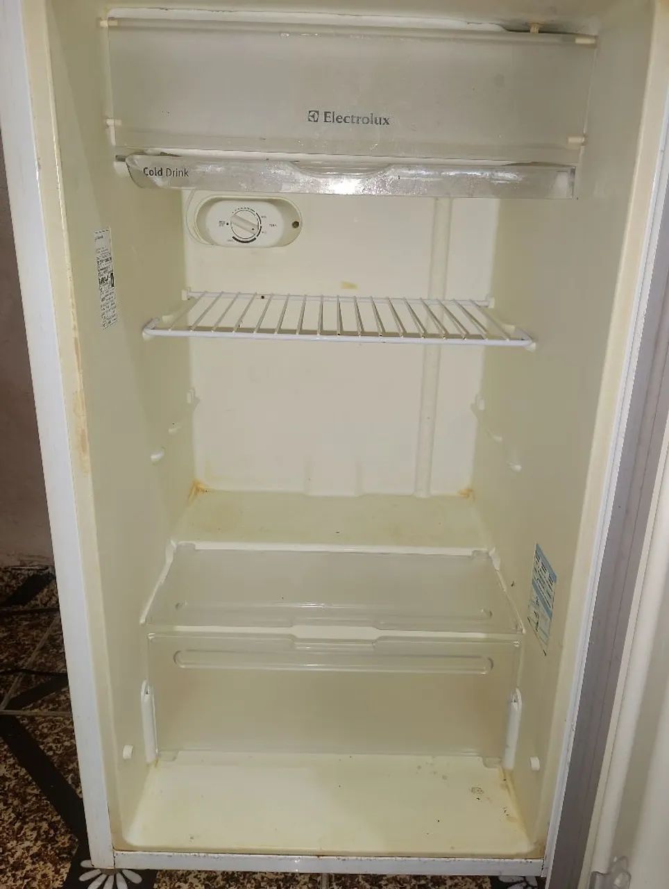 Frigobar Electrolux RE120 modelo compacto de 122 litros