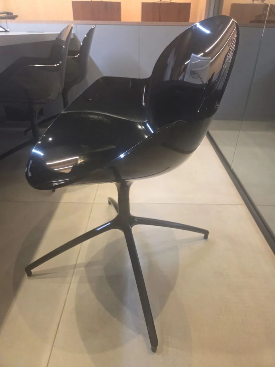 Cadeira acrílico preta 