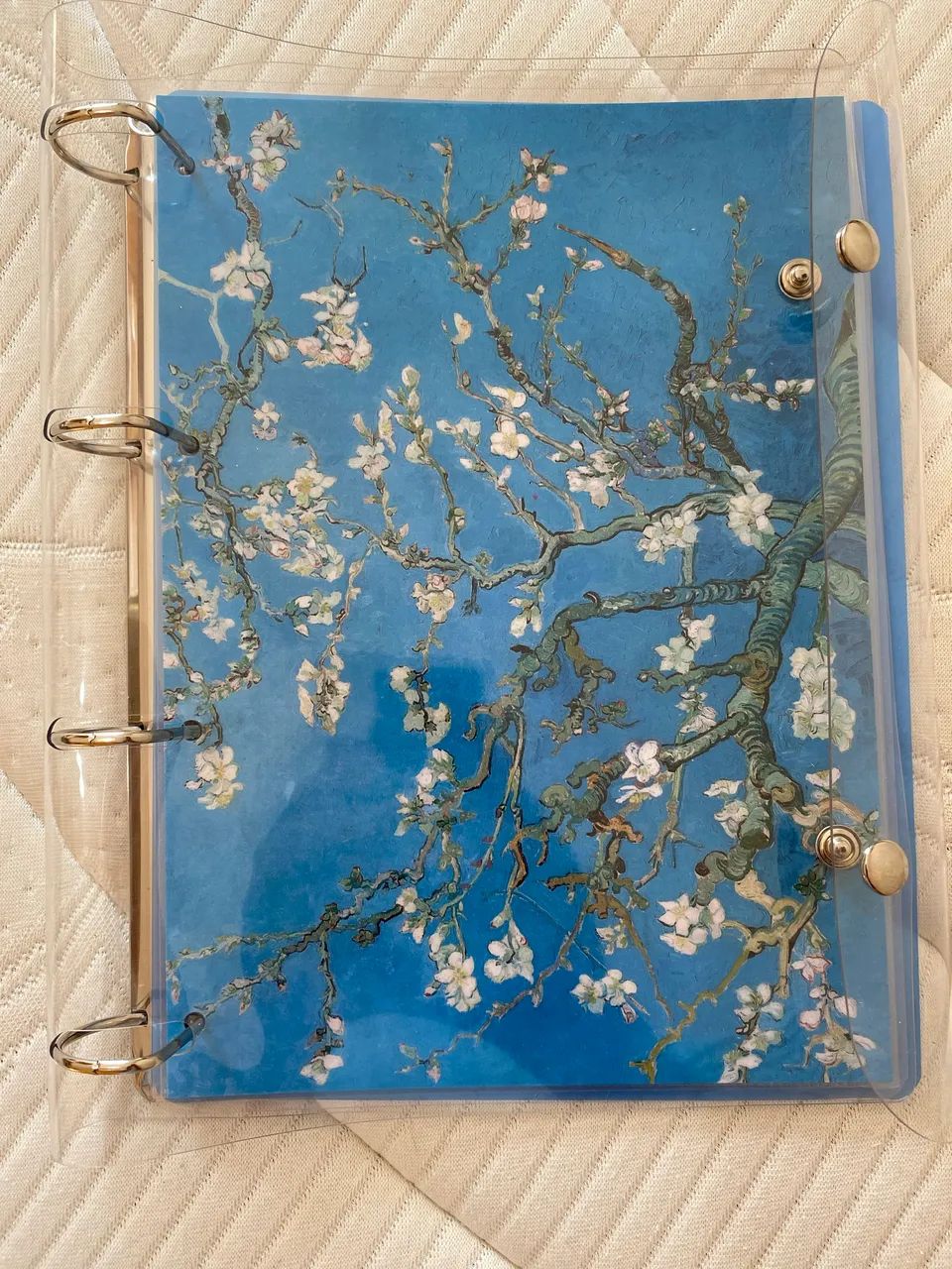 Fichário sem folhas adicionadas. Excelente material. 