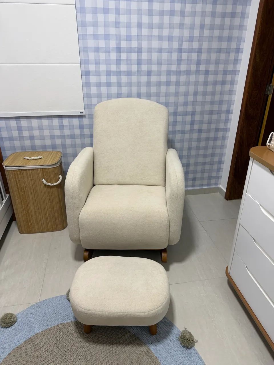 Poltrona de Amamentação com Balanço e Puff - Bege - Foto 3