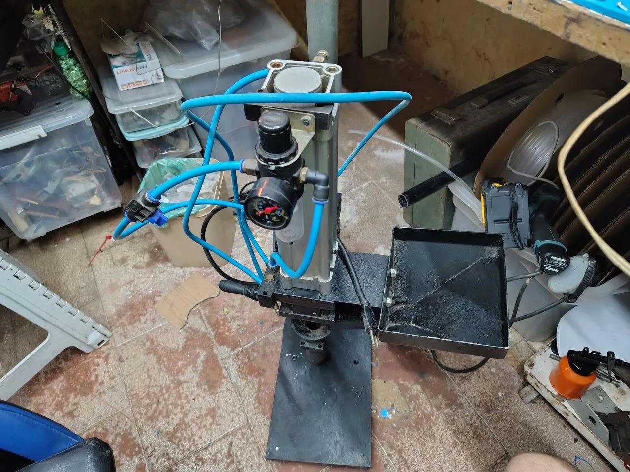 Mini injetora de plástico