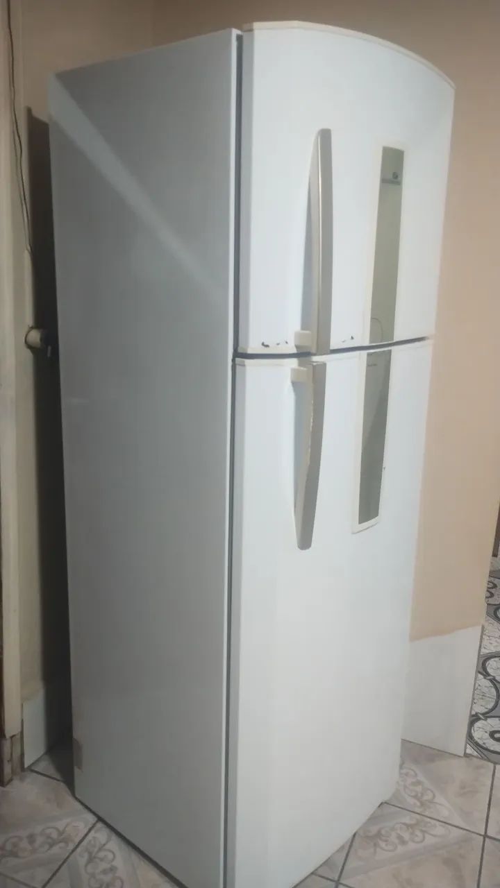 Vendo geladeira 2 portas 