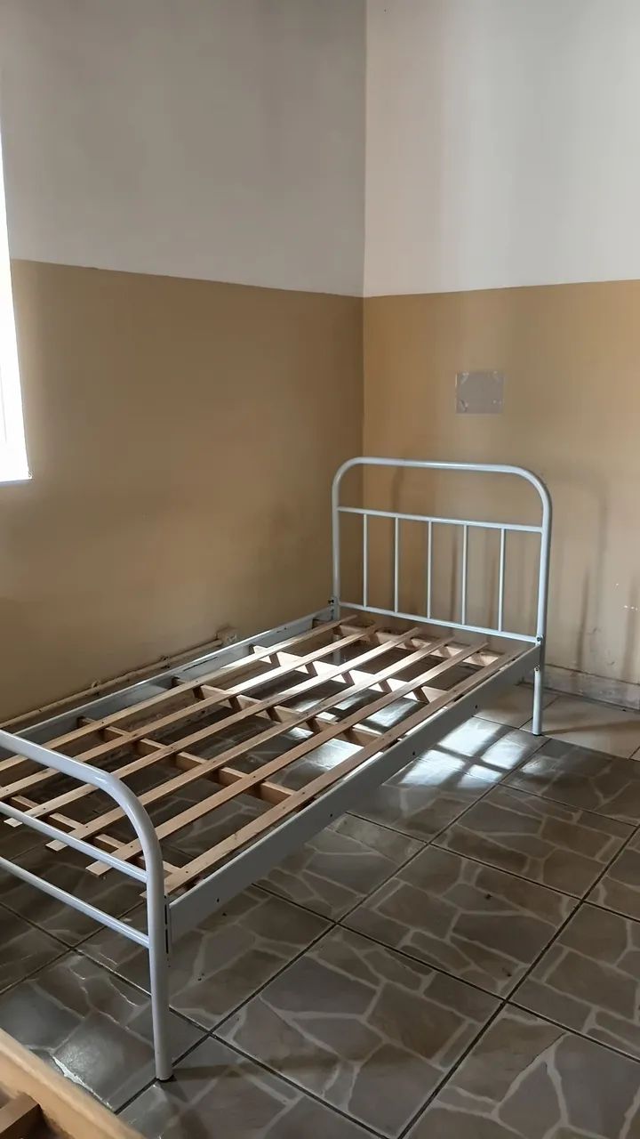 Vendo cama de solteiro madeira R$200 - Foto 4