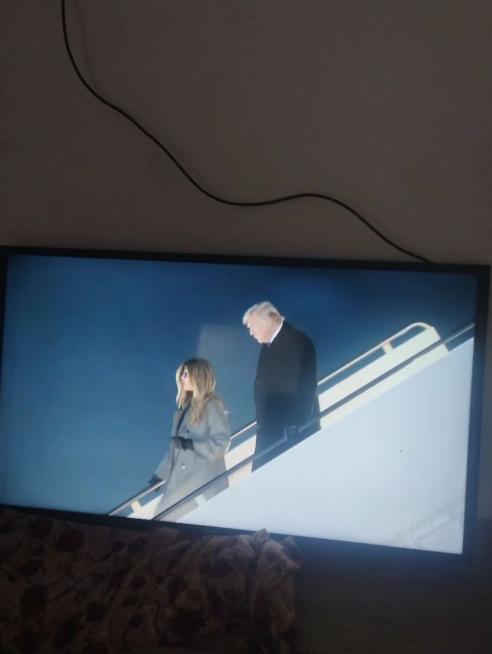 Tv 42 polegadas com um leva fio na tela - Foto 2