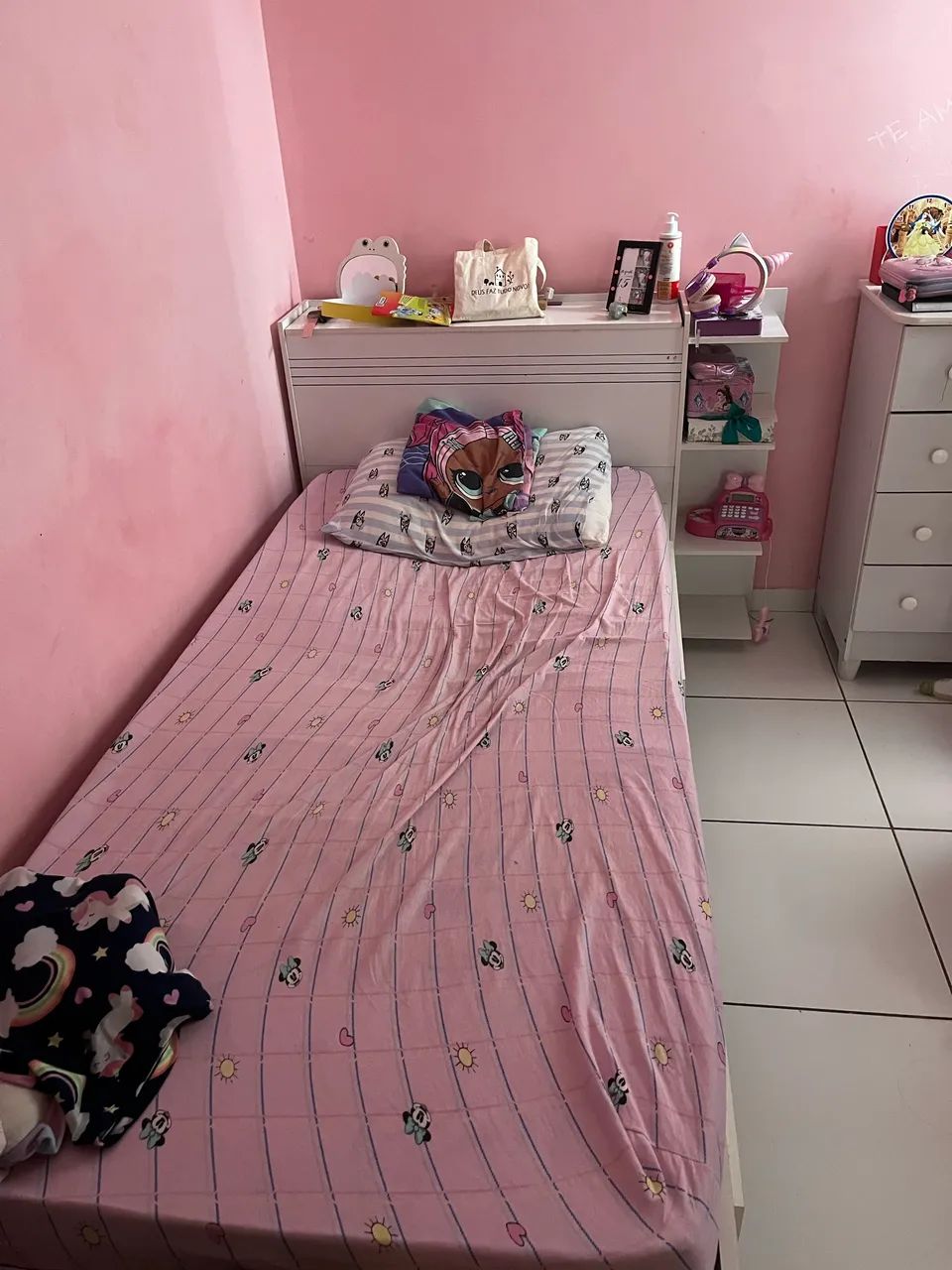 Cama de solteiro. 