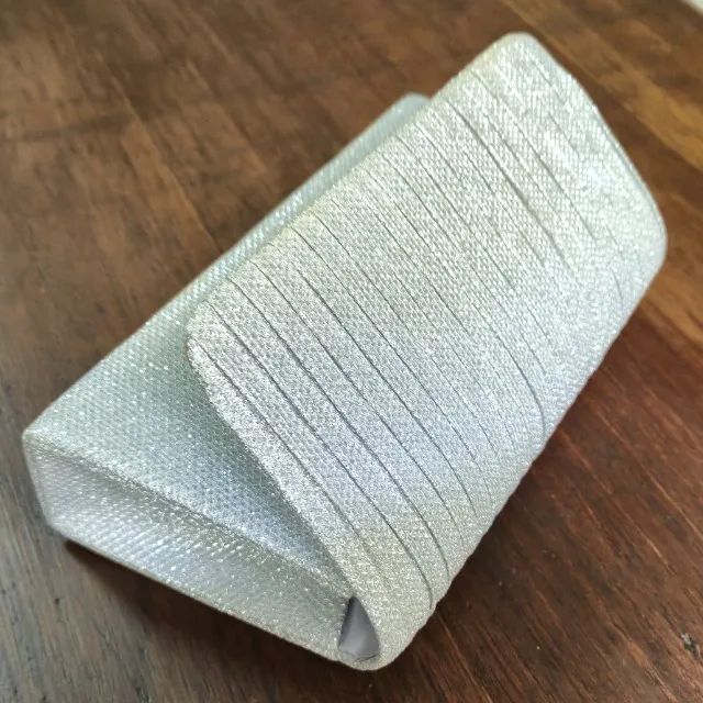 Bolsa de mão prateada brilhante, compacta e elegante - Foto 2