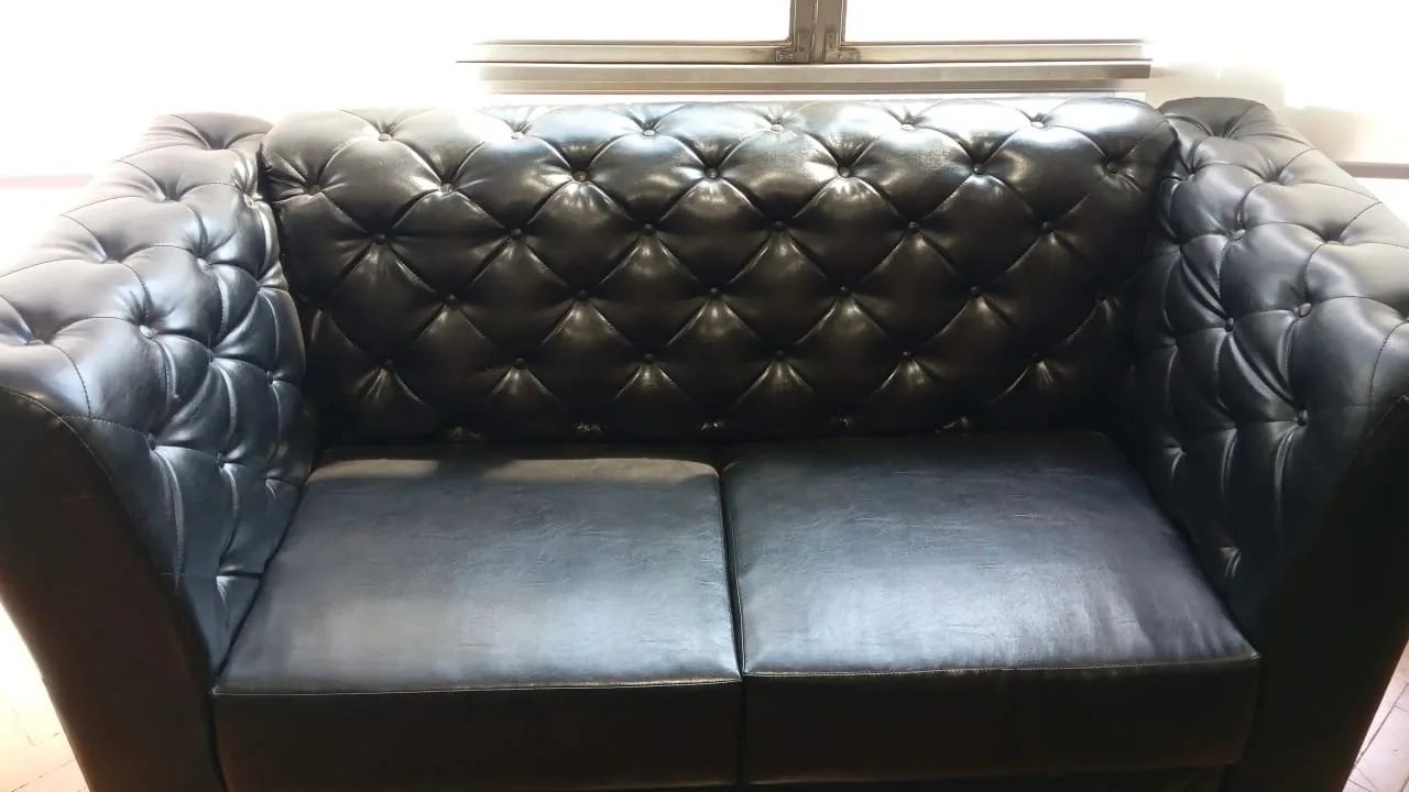 Sofá chesterfield 2 lugares 