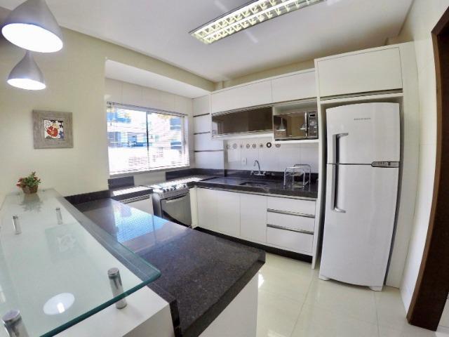 Apartamento 03 Dormitórios mobiliado a poucos metros do mar - Foto 6