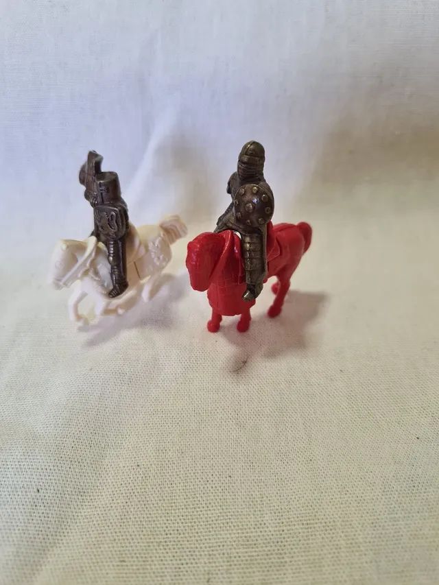 Kinder anos 90 cavaleiro de metal e cavalo