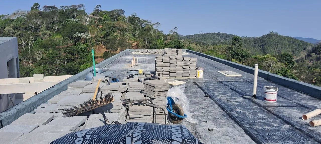 Choveu e molhou sua casa toda, venham com nós que resolvemos
