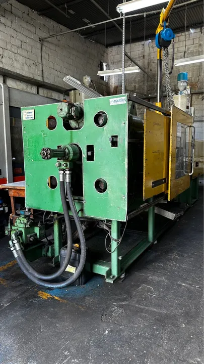 INJETORA TERMOPLÁSTICA SEMERARO 280 TONELADAS
