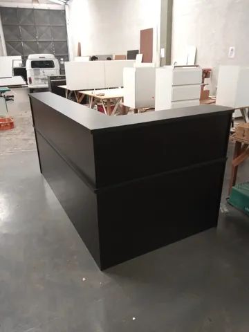 Bancada de recepção em L simples preta tampo de 30mm