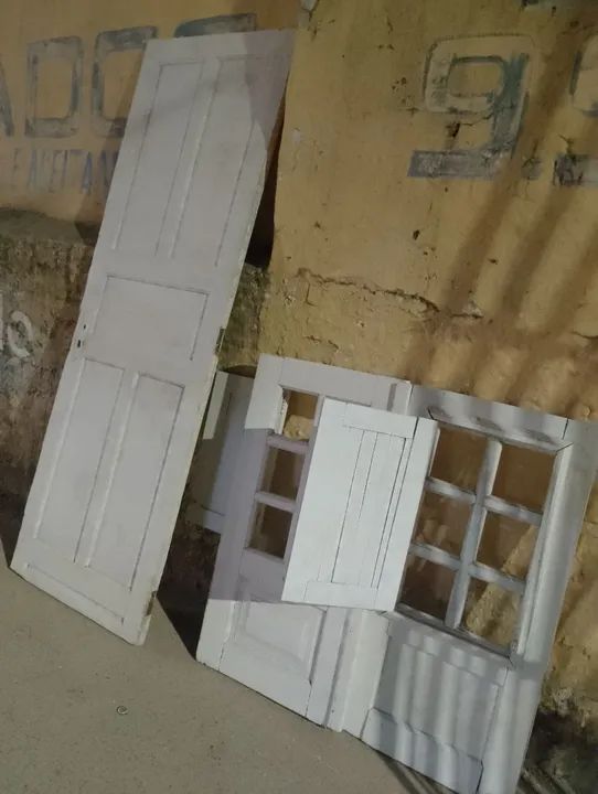 Porta e janela de Massaranduba porta 2e10c por 70. Janela 1 por 1 metro - Foto 2