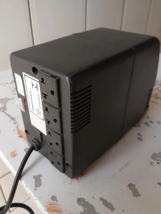Estabilizador de voltagem 110/115 volts / 300VA - 4 Saidas - Foto 2