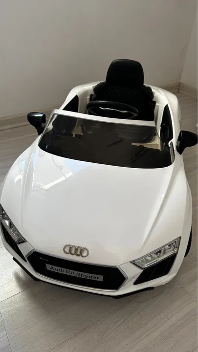 Carro Elétrico Infantil Audi R8 com controle remoto
