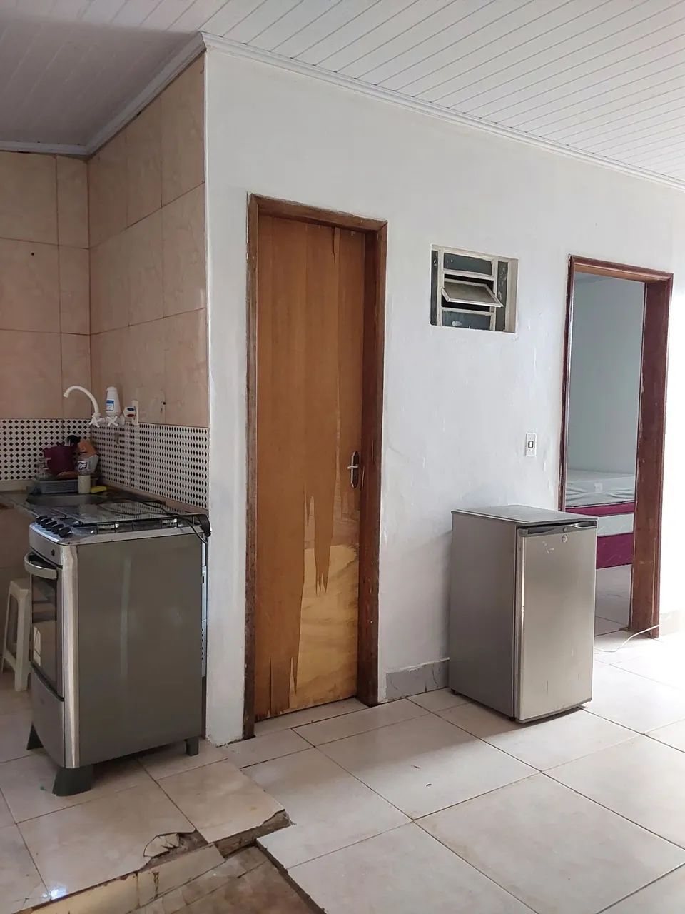 Alugo quarto individual em casa coletiva