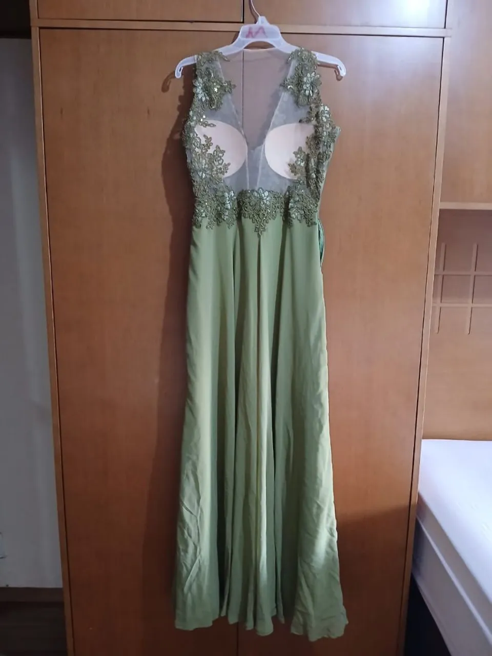 Vestido de Festa Verde Oliva com Detalhes Bordados em renda