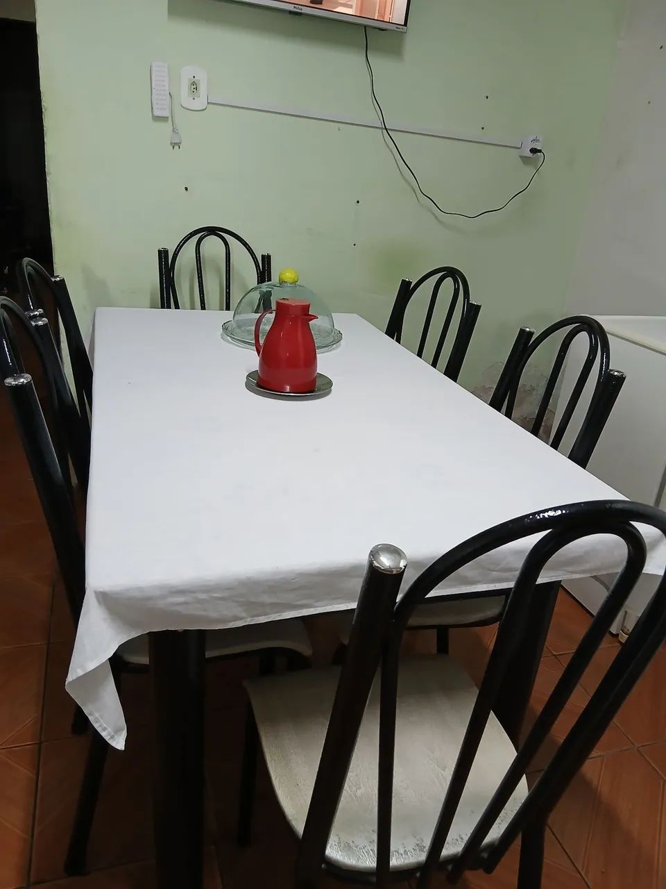 Table with 6 chairs.64363743797762122